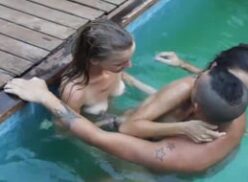 Nuestra amiga nos sorprendió teniendo relaciones en la piscina y propuso un trío