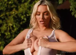 La filtración de lencería traslúcida de Lindsey Pelas al desnudo