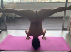 Steffy Moreno practicando yoga desnuda