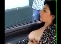 Chicas enseñando las tetas por la calle