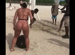 Chicas pilladas desnudas en la playa