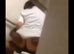 Espiando A Mujeres En El Baño