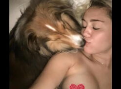 Miley cyrus chupando polla