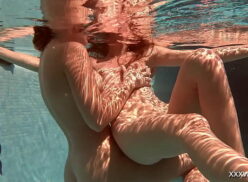 Chicas Desnudas En La Piscina