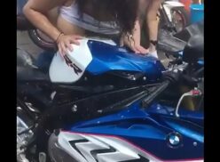 Chicas Lavando Motos