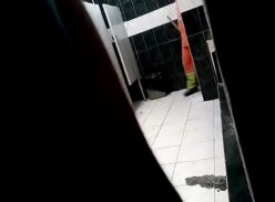 Chicas Orinando En Baños Publicos