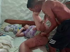 Hijo tiene miedo a los trueno y quiere dormir con su mama y termina cojiendo con su mama