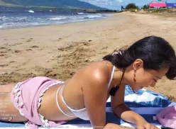 Katnparadise es una mujer que fue a la playa y tuvo un problema con su bikini. Tuvo que volver a ponérselo rápidamente y el momento fue capturado en video.