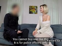 Mujer rubia delicada sexo caliente con policía