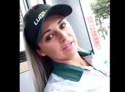 Bruninha de la gasolinera chupando la polla