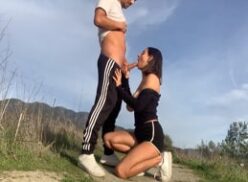 Teniendo relaciones íntimas en la cima de la montaña con Hailey Rose