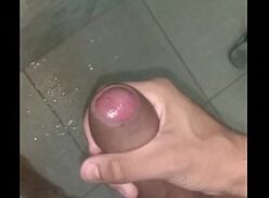 Videos de hombres masturbándose y disfrutando en el baño