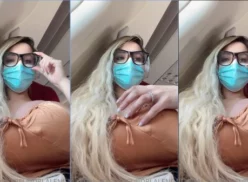 Adriana Alencar, la rubia de grandes pechos, haciendo un pequeño show en un avión