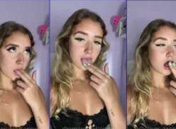 Amanda Ohanna haciendo un movimiento sensual chupándose los dedos con ganas