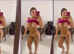 Andressa Urach mostrando todo frente al espejo