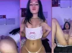 Angelilx luciendo una mirada seductora en bragas, revelando un poco más de sí misma