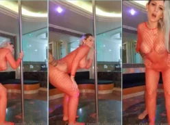 Babi Barelli jodidamente caliente en un motel, con los pies y el culo afuera