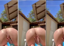 Clara Dalcol haciendo video en OnlyFans en el jardín, a cuatro patas tocándose y luciendo todo, sobre todo la espalda