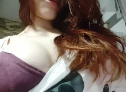 Fabiola Delfim divirtiéndose con sus pezones con un piercing en primer plano