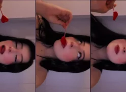 Gabriella Manhaez luce sensual con una paleta en la boca