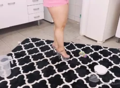 Janna Jenna mostrando su coño en la cocina mientras bebe zumo de naranja