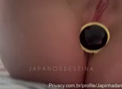 Japonesa del noreste usando plug anal masturbándose caliente