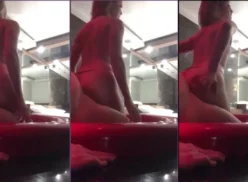 Jovencita conocida como Geovana Ribeiro bailando muy lindo en el regazo de su pareja con su gran culo todo turgente