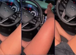 Jovencita de Onlyfans enseñando el coño mientras estira las piernas dentro del auto