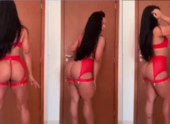 Karenzinhap1, una mujer con un cuerpo increíble y un gran culo, haciendo un sensual despliegue en bragas