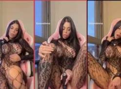 La morena Jaiane Limma divirtiéndose con un vibrador en su clítoris en un vídeo de onlyfans