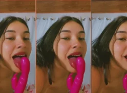 Laura silva siendo provocativa lamiendo el vibrador