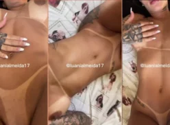 Luani Almeida mostrando su cuerpo bronceado y hermoso mientras se relaja en la cama