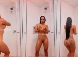 Nadine Borges luciendo OnlyFans con sus videos sexys en el baño