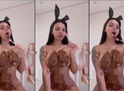 Yasmaia está haciendo un directo en OnlyFans cubriendo sus enormes pechos de chocolate