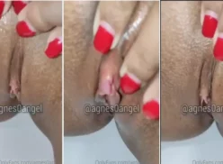 Agnes angel mostrando sus genitales afeitados y su coño excitado de cerca