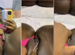 Holly Bombom desnuda y tocándose con bofetadas en su coño mojado