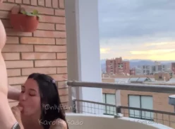 Karol Rosado luciendo como toda una profesional en la ducha