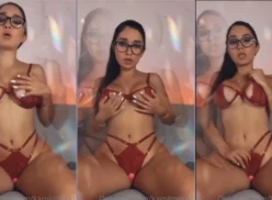 La caliente Karol Rosado provocando con bragas y un juguete sexual en su vagina