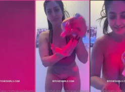 La famosa Ava Addams, conocida por sus videos en OnlyFans, luciendo su hermoso cuerpo mientras se aplica crema en la piel