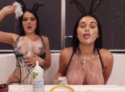 Mikaela Testa y su amiga luciendo sus voluminosas y puntiagudas tetas