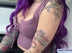 Preciosa jovencita follando intensamente caliente en el coche