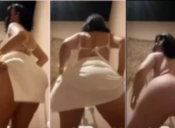 Silvia González exhibiendo sensualidad en el baño