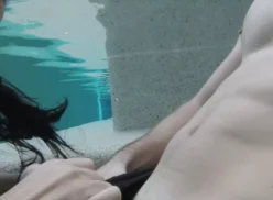 Steffy Moreno dando sexo oral en la piscina bajo el agua