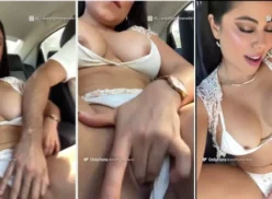 Steffy Moreno famosa de onlyfans fue captada masturbándose en el auto con ayuda del conductor quien se puso cachondo