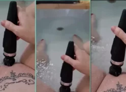 Sweet Hot se divierte con un juguete en la bañera mientras se masajea el coño