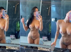 Carol Machado, con pechos llenos, mostrándose sensual y atractiva frente al espejo