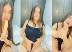 Carol Mendoza, famosa gata de OnlyFans, es captada en un video erótico chupándose los dedos de los pies y usando un consolador mientras usa unas sensuales bragas