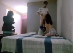 Marido viendo a su hermano follar a cuatro patas con su jefe