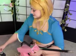 MiauiSiscat luce el look de Zelda y muestra su colección de juguetes picantes