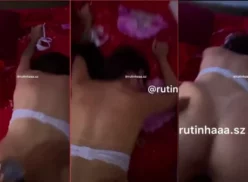 Rutinha Souza posando a cuatro patas realizando mucha acción con su trasero mojado